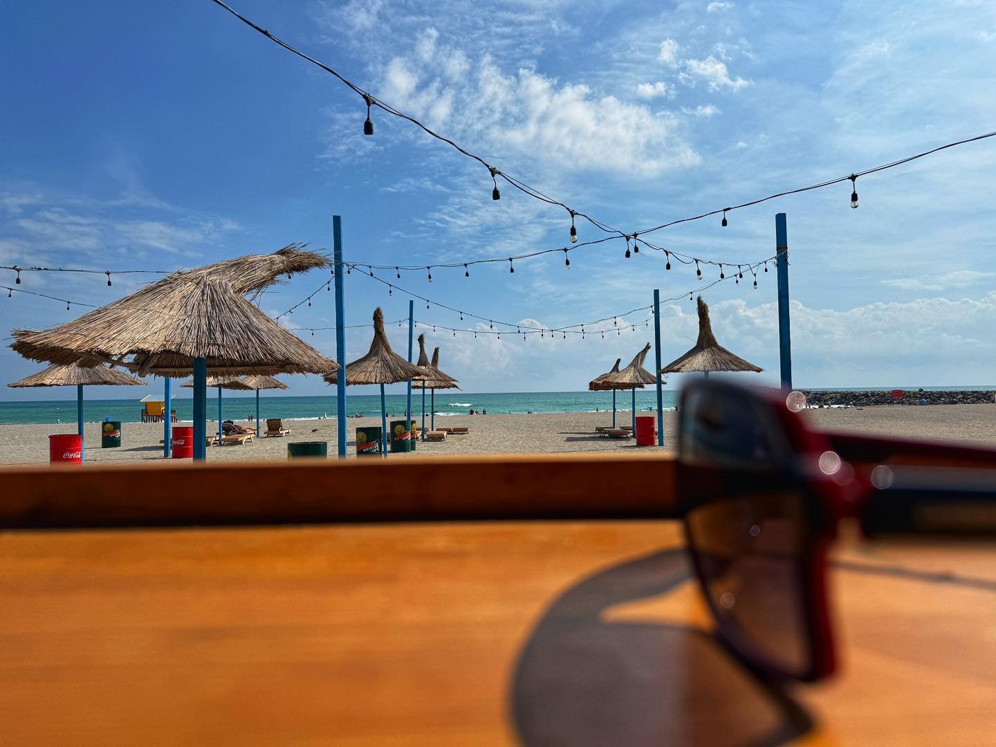 Plaja din Costinesti cu obeliscul si tineri la mare